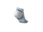 Chaussette de sport blanche avec des rayures et un motif bleu.