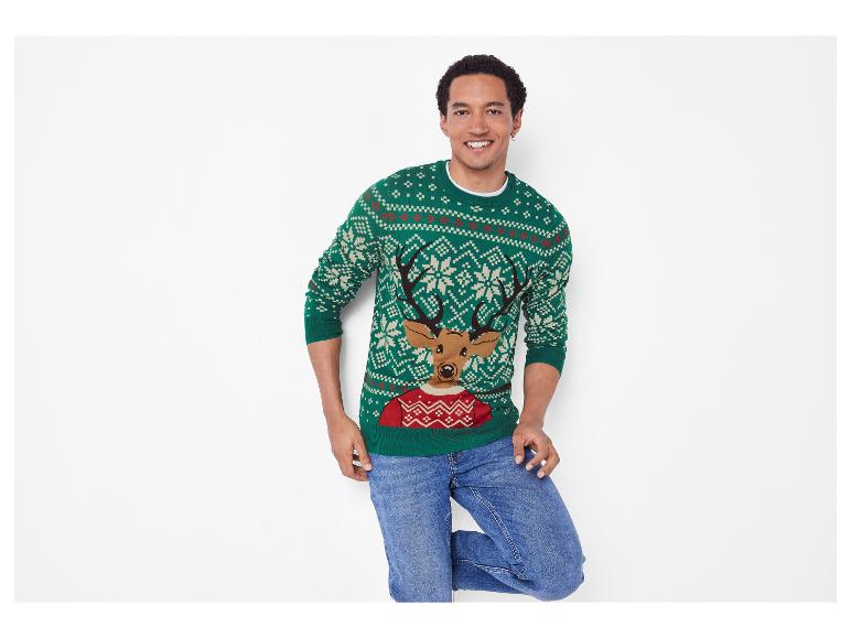 Homme souriant dans un pull de Noël vert avec un renne