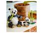 Deux pandas LEGO, un grand et un petit, avec des tiges de bambou et des fleurs roses.