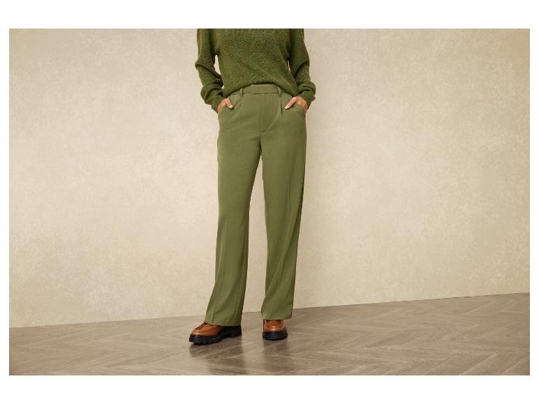 Pantalon vert avec des chaussures plates.