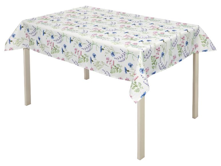 Table avec une nappe fleurie.