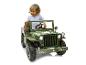Un enfant conduit une jeep de jouet verte.