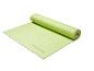 Tapis de yoga vert, partiellement enroulé, avec numéro IAN visible.