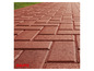 Un chemin pavé de pierres rouges avec le logo Baufix.