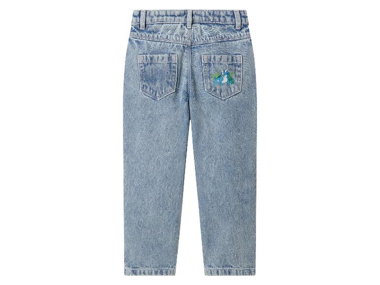 Jean en denim bleu clair avec une broderie de dinosaure sur la poche arrière.