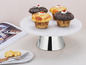 Cupcakes au chocolat et à la vanille sur un support à gâteau blanc.