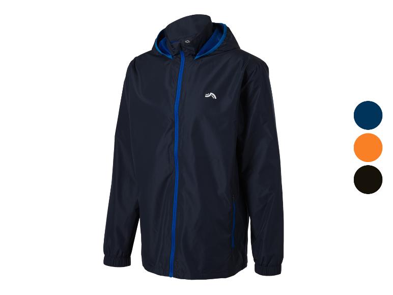 Une veste coupe-vent bleu marine à capuche et détails bleus, disponible en plusieurs couleurs.