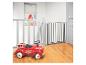 Barrière de sécurité BabyDan en aluminium pour escalier, avec une voiture rouge en bois.