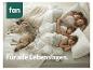 Famille et chien dormant dans un lit avec draps blancs et verts, texte « fan » et « Für alle Lebenslagen ».