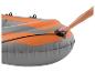 Proue de bateau gonflable avec poignée et corde, tenue par une main