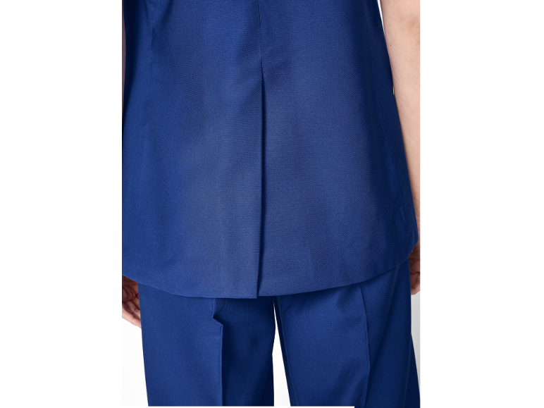 Ensemble pantalon et haut bleu marine pour femme, vue de dos.