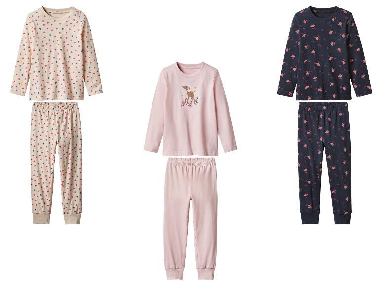 Trois pyjamas pour enfants avec différents motifs : cœurs, cerfs et fleurs.