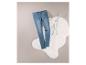 Un jean bleu clair pour femme sur un tapis blanc en fourrure.