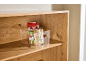 Organisateur transparent avec céréales et épices sur une étagère en bois.
