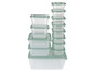Une pile de boîtes de conservation en plastique carrées avec des couvercles verts.