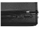 Détail d'une valise noire avec surface texturée, fermeture éclair et serrure à combinaison intégrée.