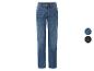 Un jean bleu droit.