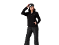 Femme en veste polaire noire, pantalon de ski et bonnet avec lunettes de ski.