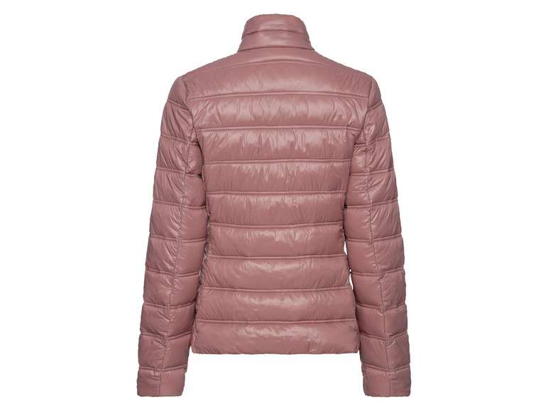 Une veste matelassée rose à manches longues.