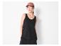 Femme en débardeur noir, short noir et casquette marron
