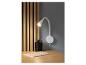 Une lampe murale blanche avec un bras flexible sur un bureau en bois avec un carnet.