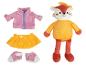 Peluche renard et vêtements pour poupées : veste, jupe et chaussons.