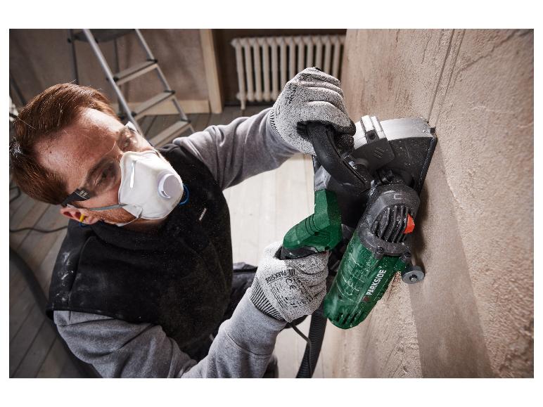 Un homme utilise une fraiseuse murale Parkside pour travailler sur un mur.