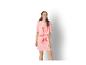 Jeune femme en chemise de nuit rose avec imprimé Minnie Mouse et texte 'LAZY DAYS'.
