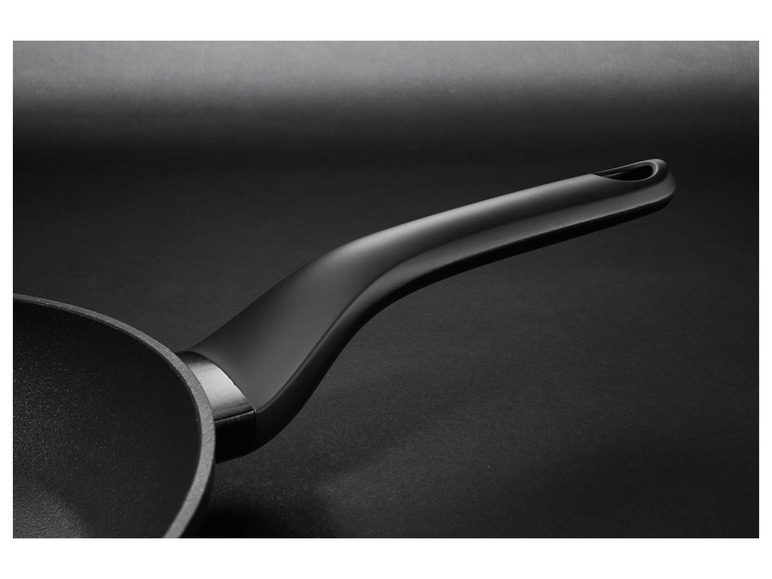 Une poêle noire avec une poignée ergonomique.