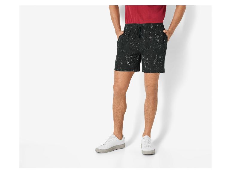 Shorts imprimés et baskets blanches pour homme.