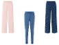 Trois pantalons de pyjama : rose clair uni, bleu sarcelle uni et bleu marine à pois blancs.