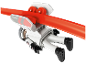 Figurine de astronaute jouet glissant le long d'un rail orange.