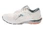 Chaussures de course blanches avec des accents gris.