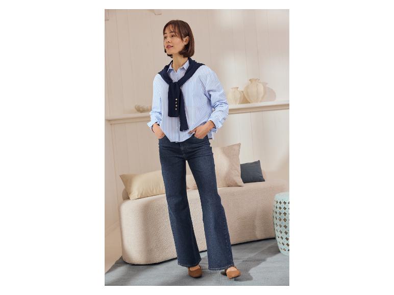 Femme en jean large ESMARA, chemise rayée et chaussures marron.