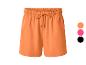 Shorts femme orange avec cordon de serrage réglable, également disponibles en rose et noir.