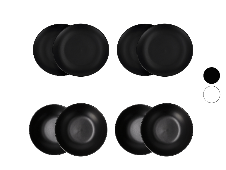 Quatre assiettes noires superposées sur fond blanc.