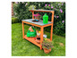 Banc de travail de jardin avec des plantes, des pots et des outils de jardin.