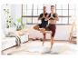 Couple faisant des postures de yoga sur deux tapis de sport.