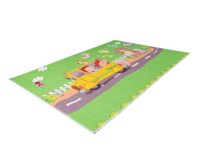 Un tapis vert avec un bus scolaire, un ours et des chiffres.