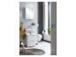 Meuble de salle de bain blanc avec lavabo et armoire de toilette, serviette jaune, toilettes