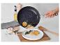 Poisson grillé servi sur une assiette, cuit dans une poêle élégante.