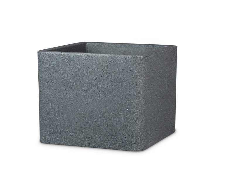 Un pot carré gris.