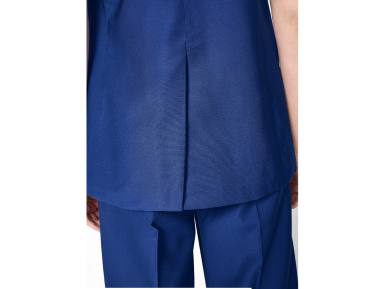 Ensemble pantalon et haut bleu marine pour femme, vue de dos.