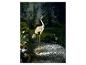 Statuette de grue lumineuse décorant un jardin.