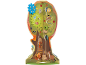 Centre d'activités en bois en forme d'arbre avec engrenages, labyrinthes et figurines d'animaux.