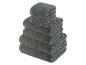 Une pile de serviettes de couleur gris foncé.