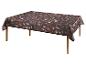 Nappe avec motif d'automne de feuilles et de champignons sur fond sombre.