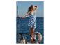 Robe estivale et yacht de luxe : mode et navigation.