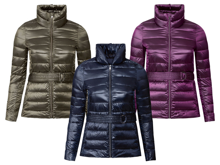 Trois vestes d'hiver pour femmes en vert, bleu et violet avec une ceinture.