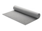 Un tapis de yoga gris de la marque Crivit, enroulé.